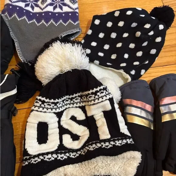 Winter Accessories Set with Hats and Gloves - Picture 5 of 7